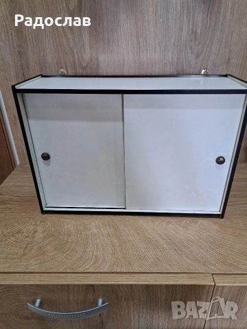 Домашна стенна аптечка 