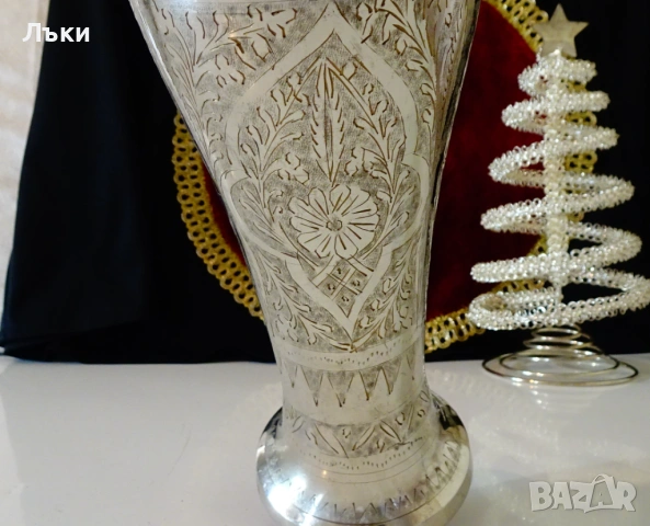 Посребрена бронзова ваза,гравирана,31 см.,620 гр. , снимка 3 - Вази - 54802729