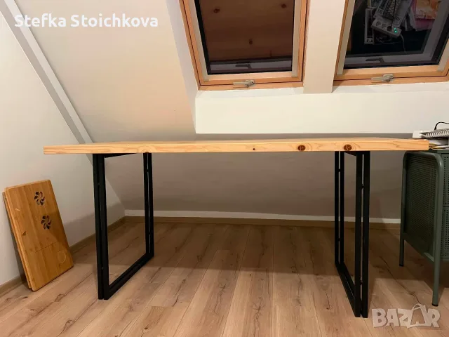 Бюро от естествена дървесина с метални крака