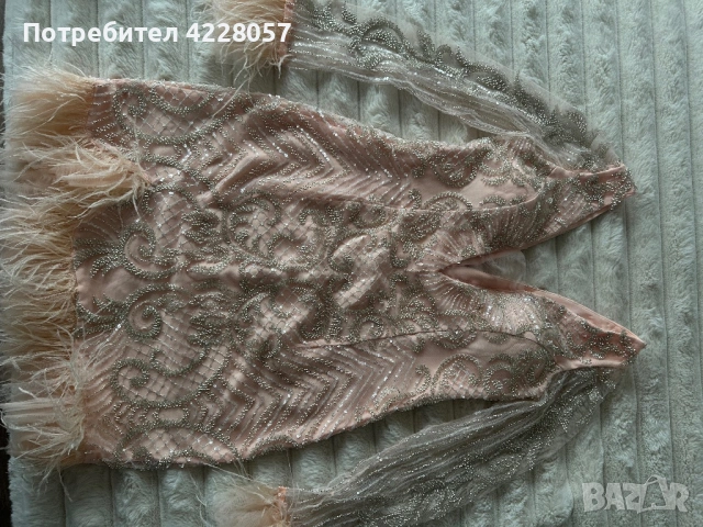 Рокля с камъни и пера