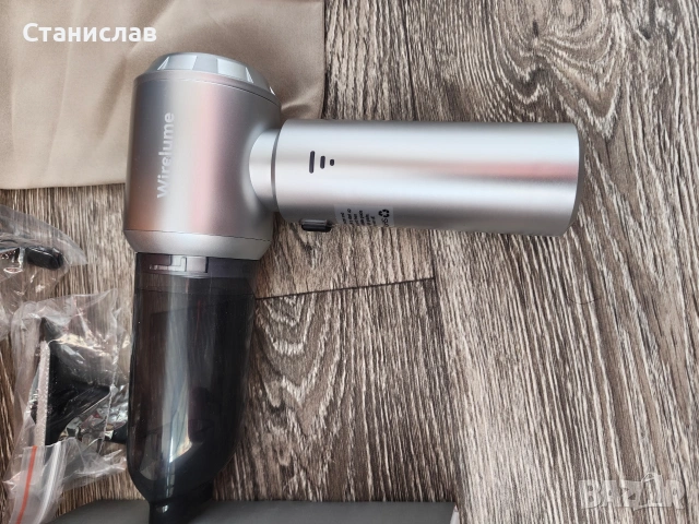 Преносима безжична прахосмукачка за кола.