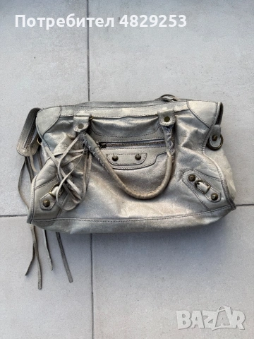 Чантата е в стил Balenciaga, но не е balenciaga
