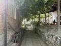 ЕКСКЛУЗИВНО! Масивна двуетажна къща с гараж и двор в с. Брежани, община Симитли, снимка 3