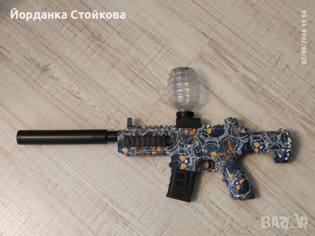Детска електрическа пушка с меки топчета които се разтварят във вода преди да бъдат изстреляни