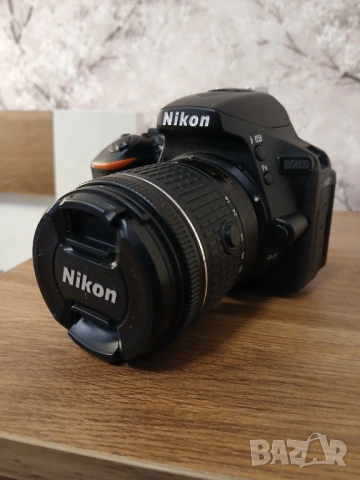Nikon D5600 с обектив 18-55мм на 1700 кадъра