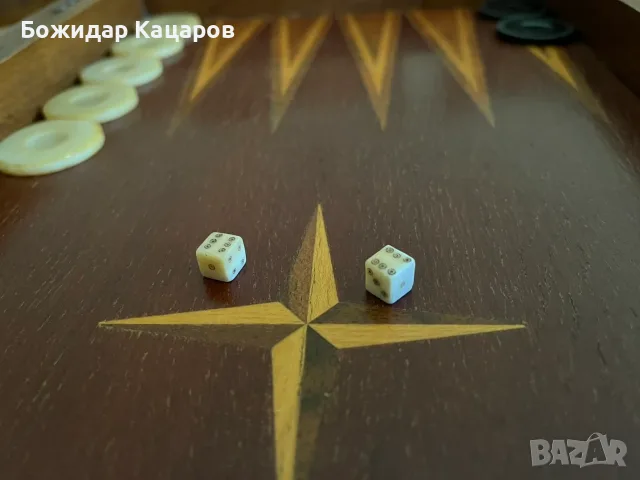 Стара табла с бакелитови пулове и кокалени зарове. Цена 35 евро.Пращам по Еконт., снимка 3 - Шах и табла - 55678877