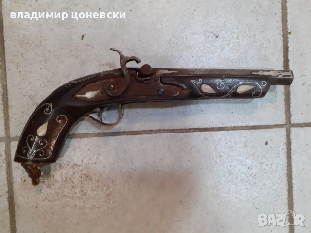 Красив кремъчен пистолет,пищов с украса от седеф и сребърни набивки,механизма зарежда и щрака