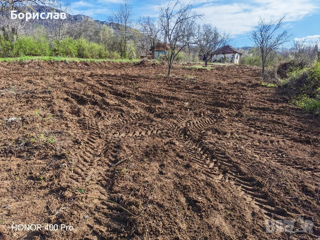 Продавам вила с двор. 