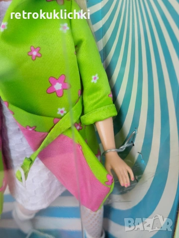 Колекционерска кукла Барби Far Out Barbie 1999, снимка 8 - Колекции - 55232654
