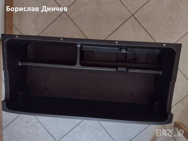 Продавам пластмасата в багажника на RAV4