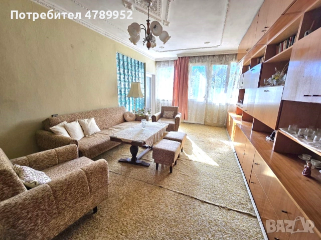 Продава се вторият етаж от къща в гр. Омуртаг на ул. „Панайот Хитов“ 6, с РЗП 250 кв.м. до центъра