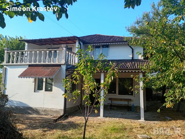 Продавам дворно място с двуетажна къща в незавършен вид.