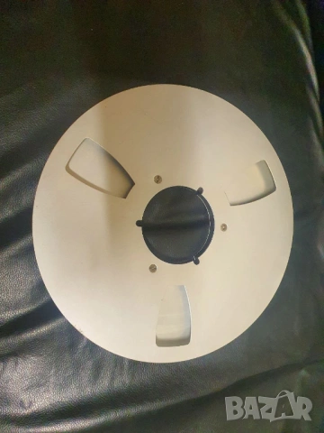 Един брой алуминиева ролка. В добро състояние. Само ролка, без лента и кутия.