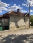 Къща с двор и геран, снимка 4