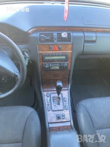 Продавам Мерцедес Е 220 CDI, снимка 8 - Автомобили и джипове - 55682432