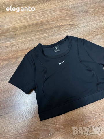 Нова дамска тениска Nike  Aeroadapt crop top in black , S размер, снимка 4 - Тениски - 54554351