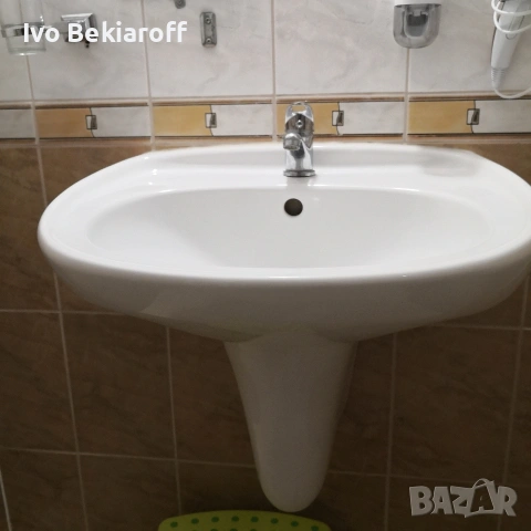 Мивка за баня , смесител , сифон и огледало за баня с плафон.