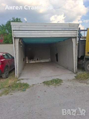 Продавам бетонен гараж със ролетна щора. 
