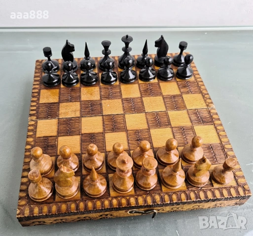 Малък дървен шах с 31 фигури 