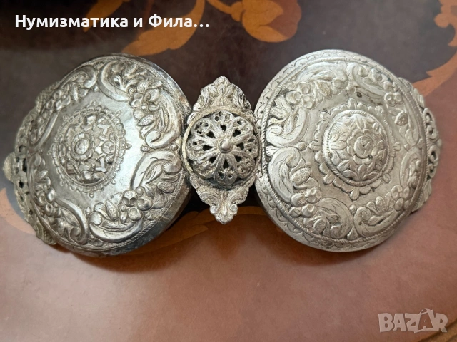 Огромни сребърни пафти от Карловския край