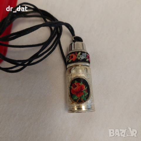 Шишинце за парфюм Petit point, снимка 2 - Антикварни и старинни предмети - 54071923