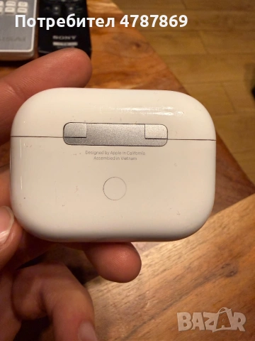 Продавам оригинален Apple AirPods Pro 2nd Gen charging case + 1 слушалка., снимка 2 - Bluetooth слушалки - 54585941
