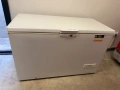 Голям сандъков фризер Whirlpool WHM46112, 437 л, отлично състояние, снимка 1