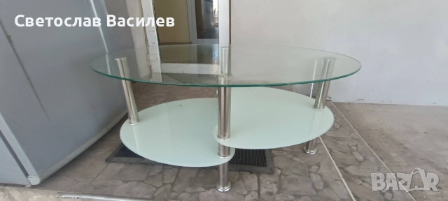 Стъклена холна маса употребявана с метални крака и долен рафт