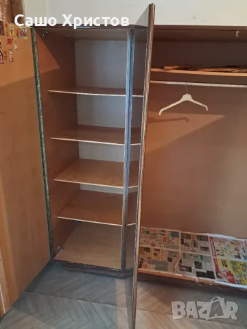 Трикрилен гардероб.