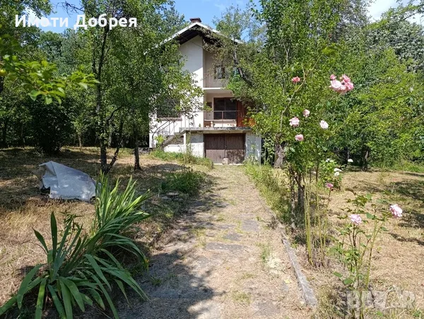 Здрава, масивна двуетажна къща с голям двор в Троянския Балкан -Троян