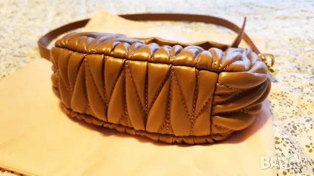 Дамска чанта Miu Miu малка, снимка 6 - Чанти - 55437432