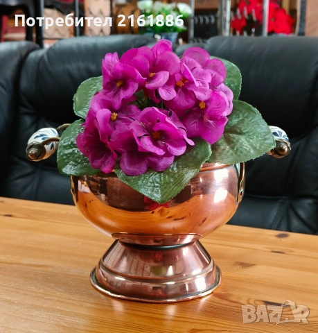 Медна кашпа с порцеланови дръжки 