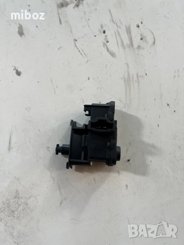 Моторче заключване вратичка на резервоара Audi Seat Skoda VW, снимка 2 - Части - 55310038