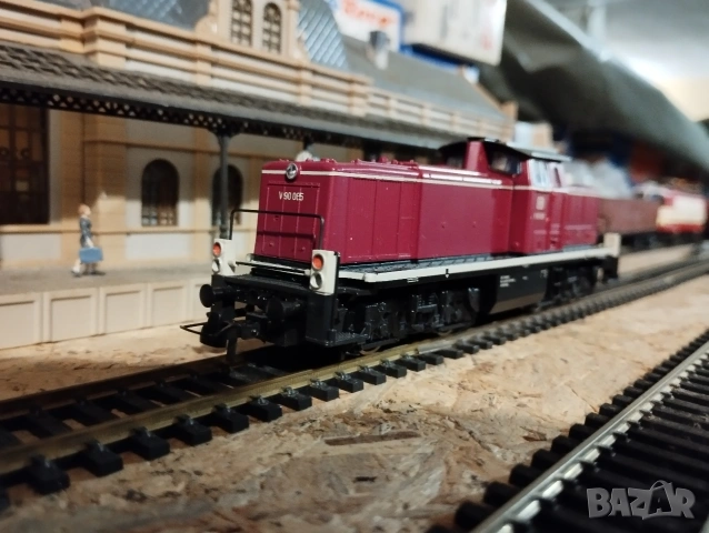 Дизелов локомотив Roco V90 HO 1/87