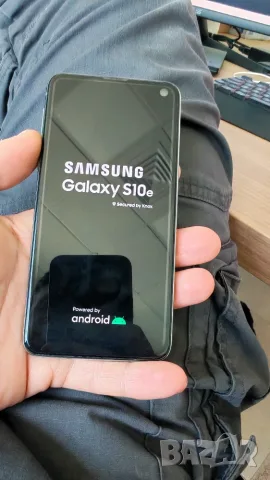 Продавам компактен малък телефон Samsung S10E