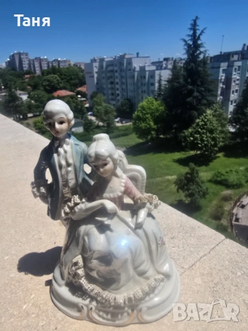 Статуетка млади аристократи