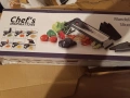 Chef's INSPIRATIONS Мандолина - резач за зеленчуци с V-образно острие и 6 вложки и четка НОВО, снимка 6