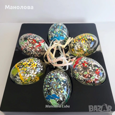 Комплект от шест стъклени, ръчно духани и изрисувани декоративни яйца