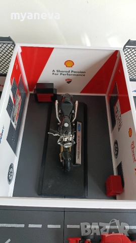 Bburago Ducati Pit-Box  (Shell V-Power) , сглобяема конструкция на бокс с писта за колички и мотор. , снимка 9 - Коли, камиони, мотори, писти - 55252092