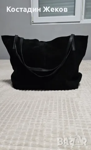 Дамската чанта тип шопър Gusti Leder Sienna Z.. Тя е изработена от мек естествен велур в черен 