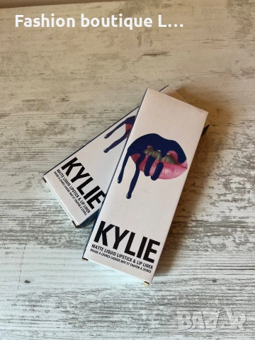 Комплект синьо червило и молив на KYLIE Cosmetics цвят Fredom с аромат на шоколад в кутия на марката, снимка 4 - Декоративна козметика - 55286518