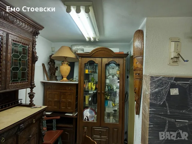 Красива дъбова витрина