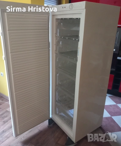 Вертикален фризер Indesit 245 л, снимка 2 - Фризери - 54715635