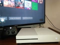 Xbox One S 500GB с 1 джойстик и диск, снимка 2