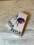 Комплект синьо червило и молив на KYLIE Cosmetics цвят Fredom с аромат на шоколад в кутия на марката, снимка 4