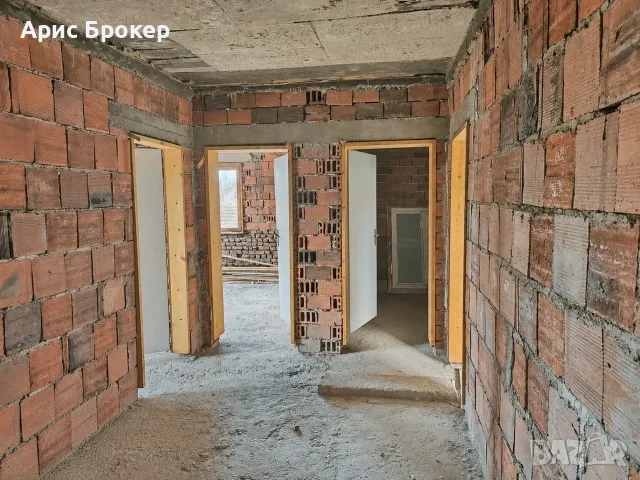 Просторна триетажна къща с голям двор и панорамна гледка към Рила – с. Червен брег, снимка 5 - Къщи - 55478382