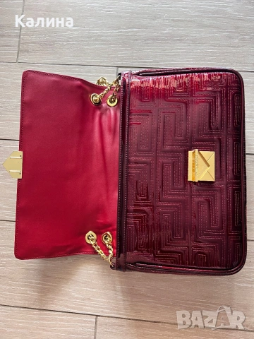 ЧИСТО НОВА Дамска лачена чанта VERSACE в цвят бордо, снимка 9 - Чанти - 55090034