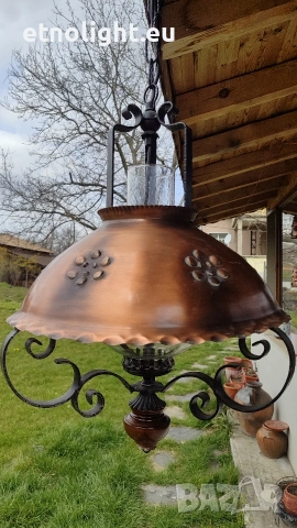 Голям полилей съчетание от дърво, ковано желязо и метален капак с орнаменти 