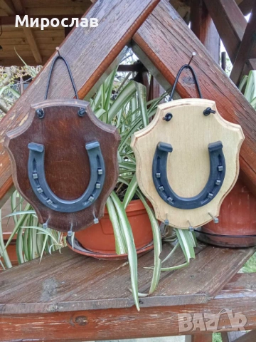 Дървена закачалка за ключове с истинска подкова и клинци.