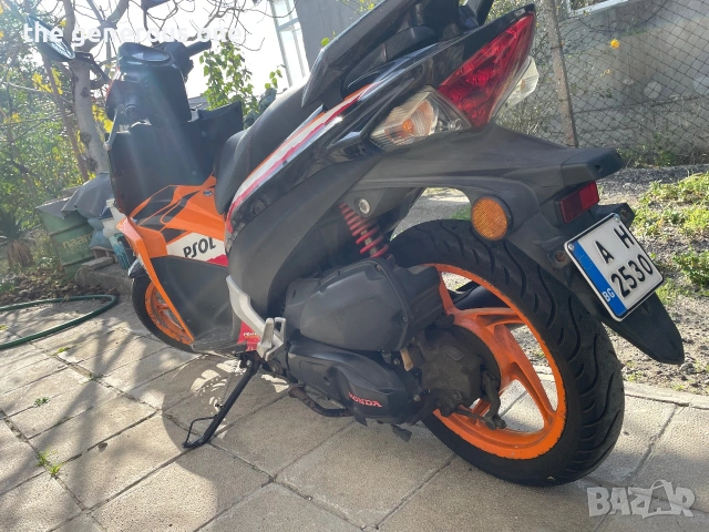 Honda NSC50R REPSOL четиритактов мотор мотопед скутер инжекцион с регистрация и гражданска., снимка 6 - Мотоциклети и мототехника - 55156461
